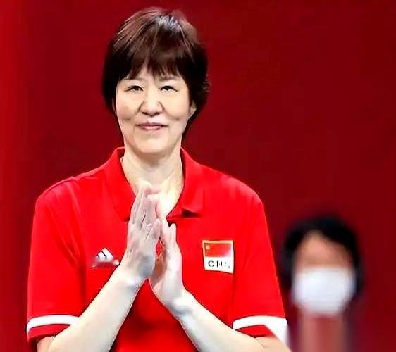 我今天才知道，郎平身上，好几个“零件”都是换过的。髋关节，膝关节，连脖子里的颈