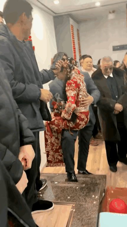 这小伙子身体素质真好，抱着女孩的时候，显得特别的轻松，就好像根本都没有使劲儿一样