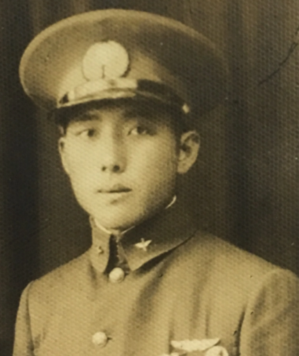 1937年，中国一架战机被日军击落，飞行员跳伞求生，谁知，竟落到了日军阵地，一群