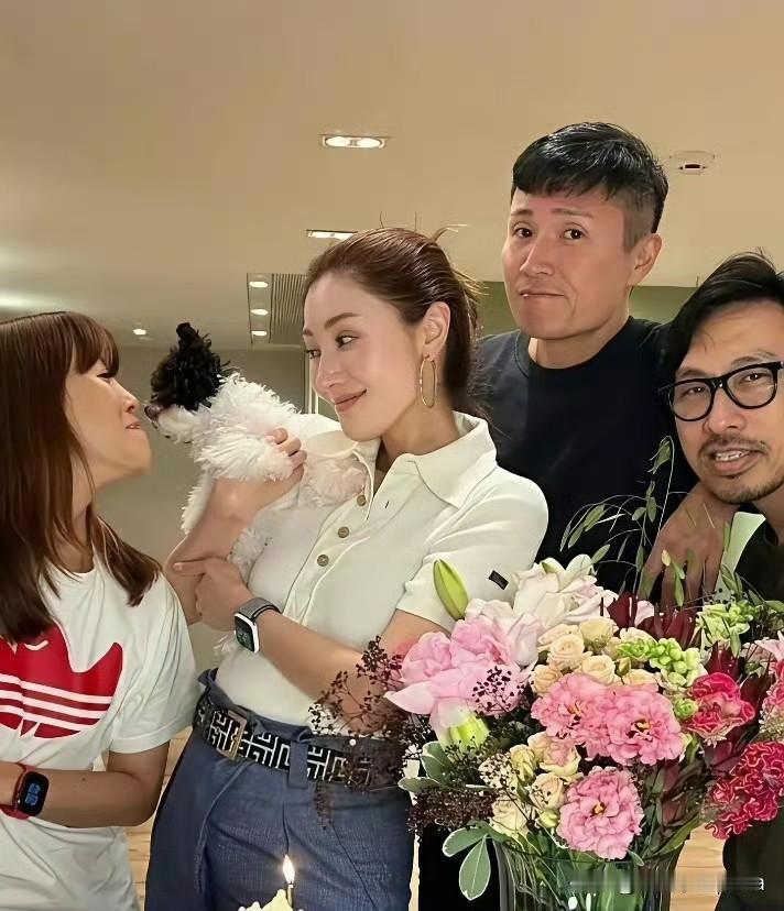 李嘉欣都54岁了，看着还是好年轻，皮肤也很紧致！高马尾+POLO衫看着还是很有