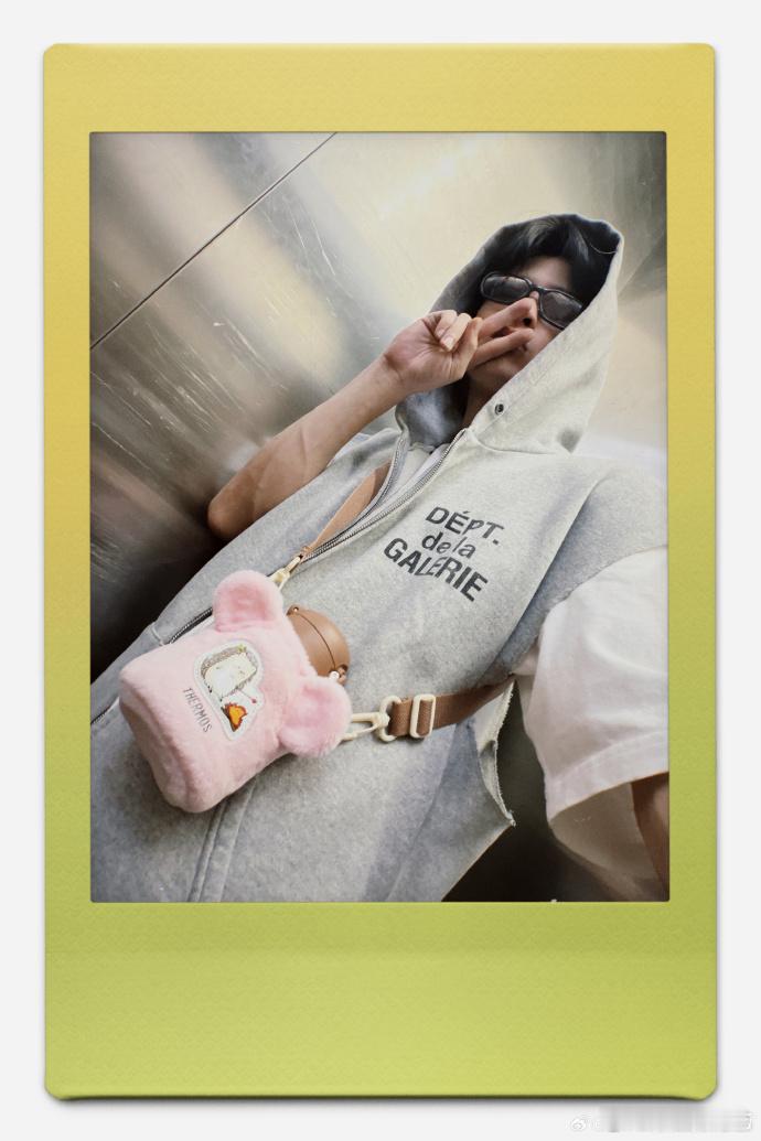 檀健次吃饭拍立得檀健次吃饭拍立得Get到了呀，仰拍的角度也是非常的帅气的