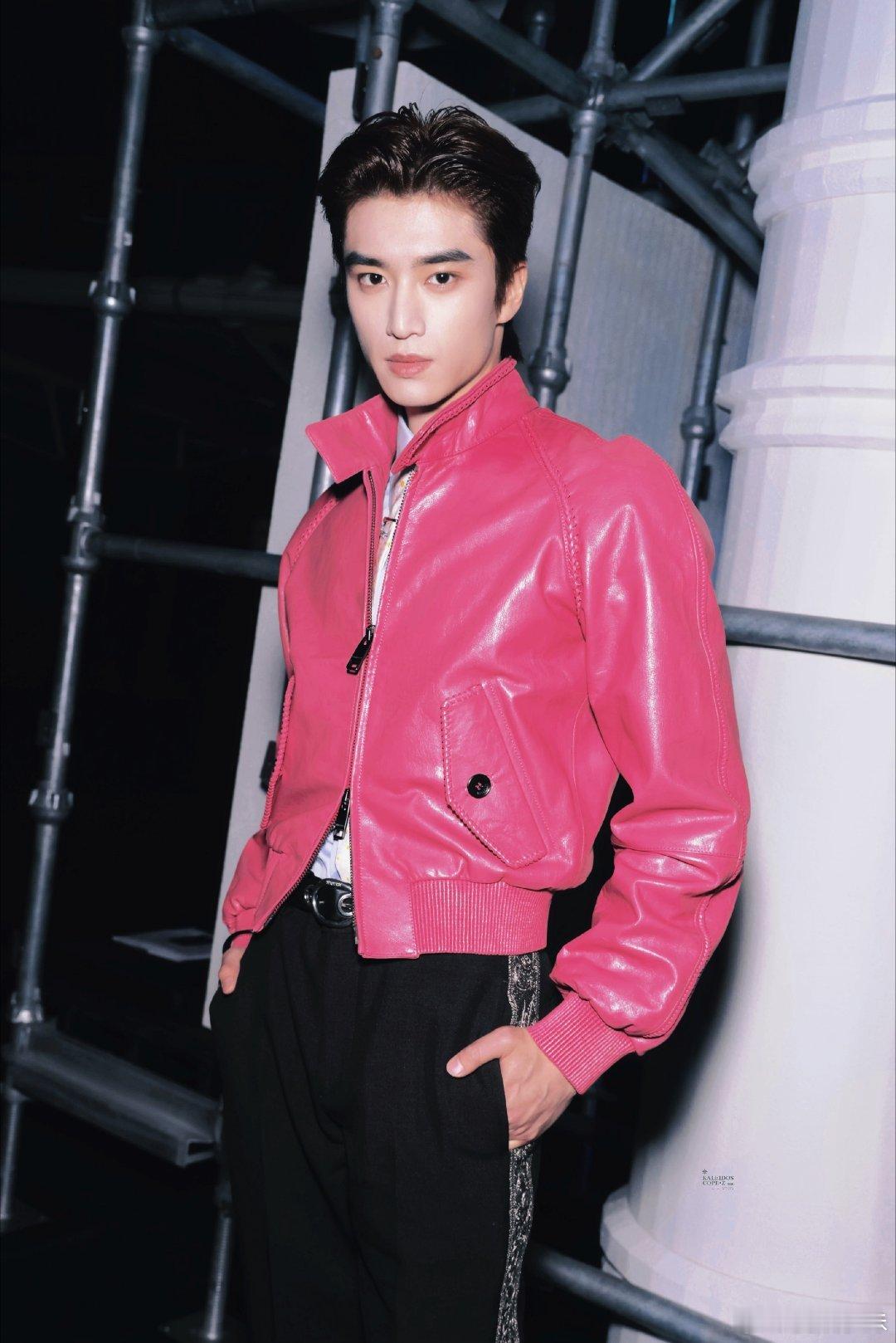 张康乐粉皮衣造型张康乐伦敦时装周的表现可真的太好了，帅字我可以说无数遍伦敦时装