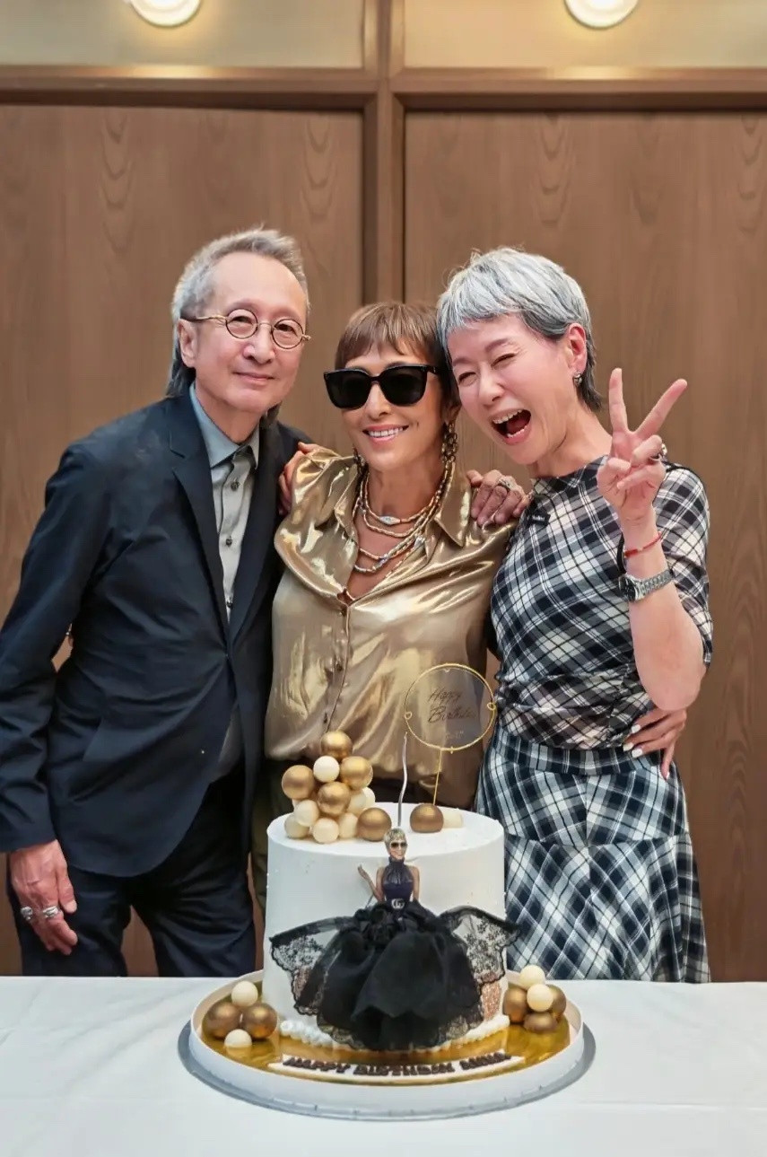 邱淑贞携老公现身好友生日宴，梁家辉叶童杜德伟三对夫妇也来了！​​​