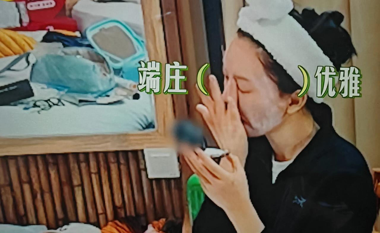 那英和陈数化妆时的画风反差也太逗了！陈数正慢条斯理地往脸上涂抹着化妆品，一举一