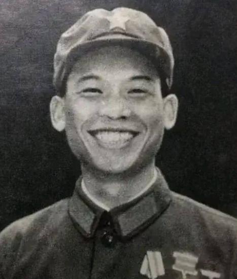 1979年，解放军一名走失的战士正在越南的农田里挖红薯，突然迎面冲过来七八名越军