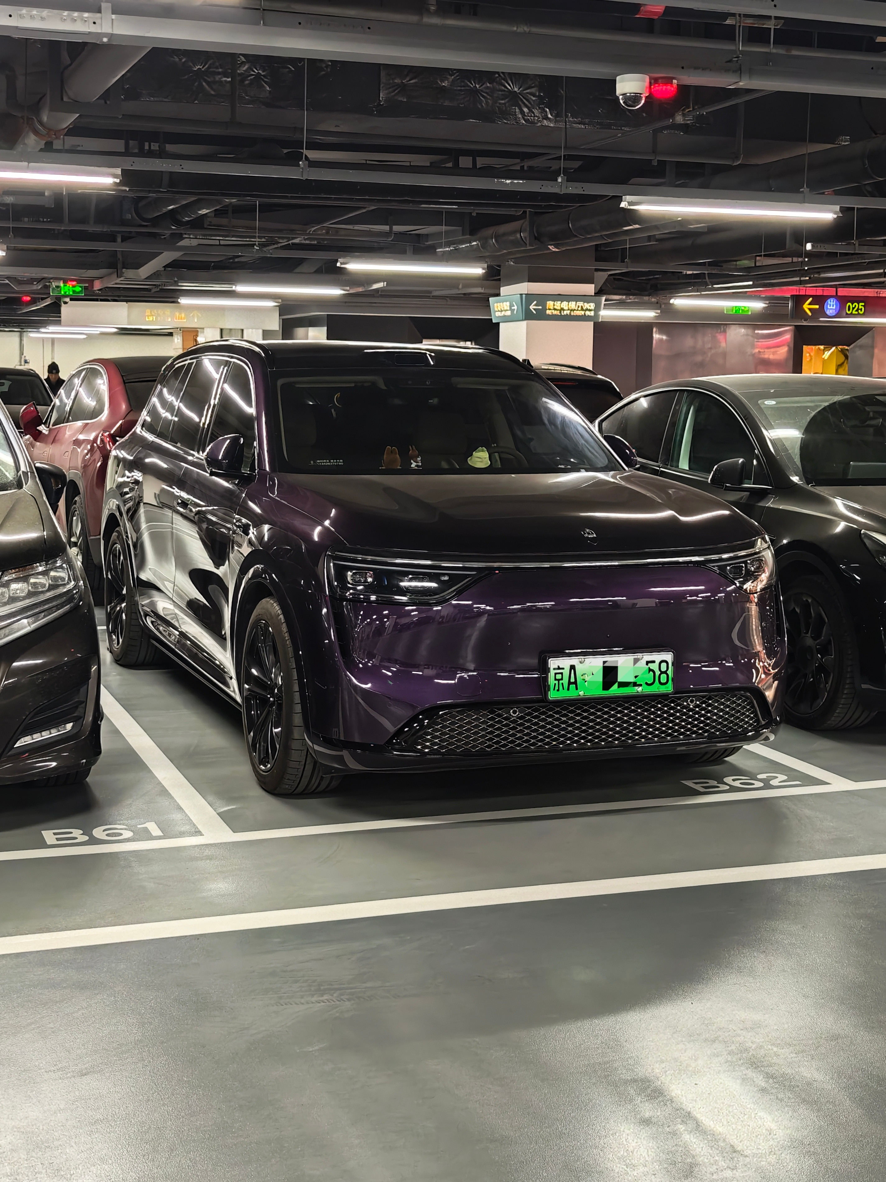 第一次看到紫色加黑化的问界M8，这个是真的帅，小小惊艳