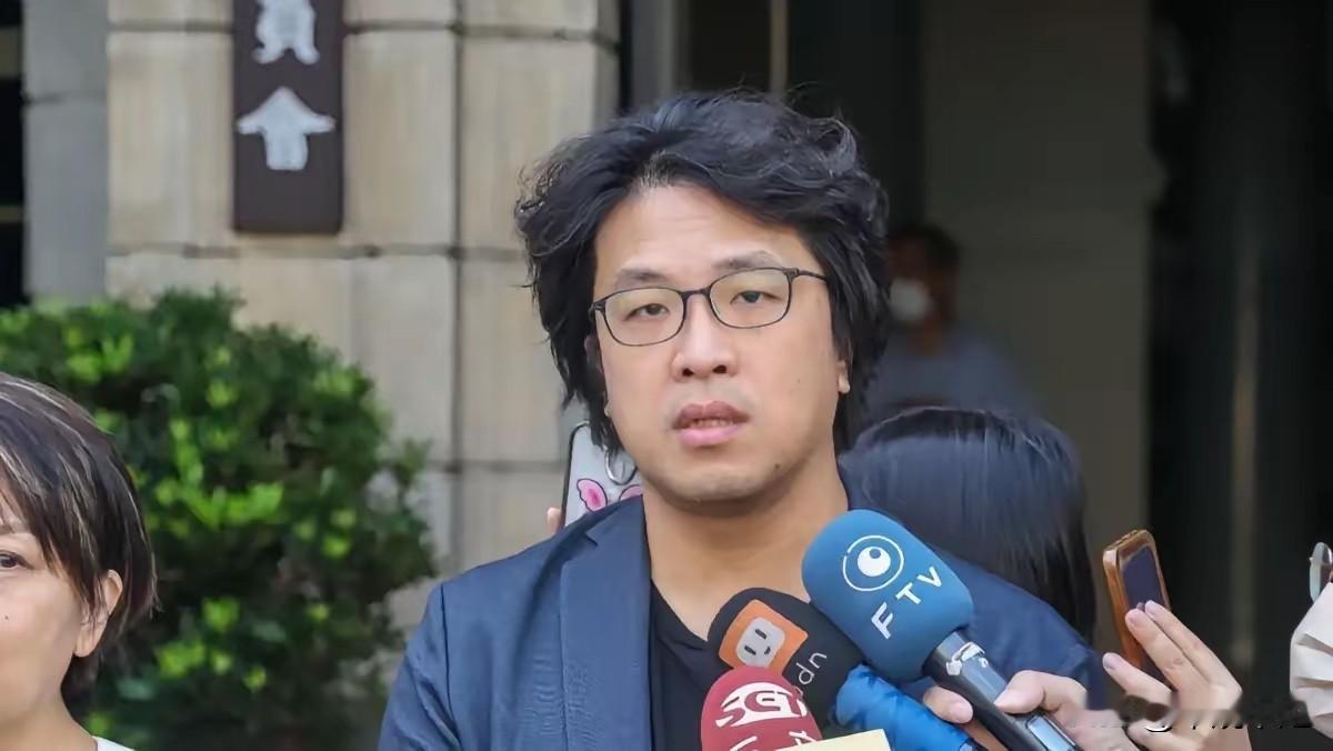 民进党台北市长参选人沈伯洋今（7日）在社媒妄称，我之前发现家里门口被装针孔摄像头