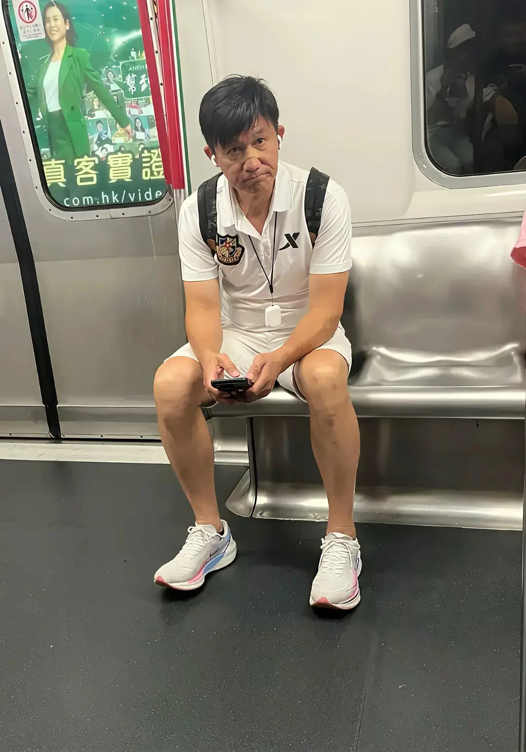 网友在地铁上偶遇一个很眼熟的人​​​