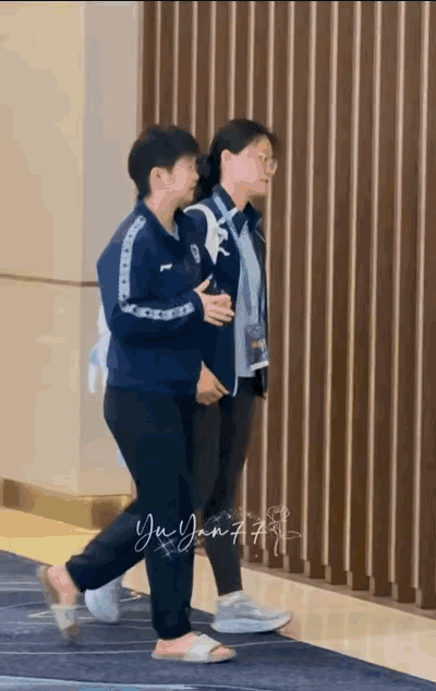 莎莎这“松弛感”也是没谁了！莎莎大清早，出来吃早餐，直接汲一双拖鞋，就出来了