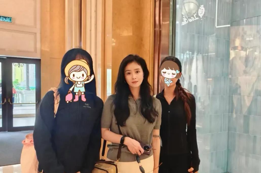 网友在澳门偶遇43岁的蒋欣，真人跟镜头里反差特别大。她身高171cm，本人又高又