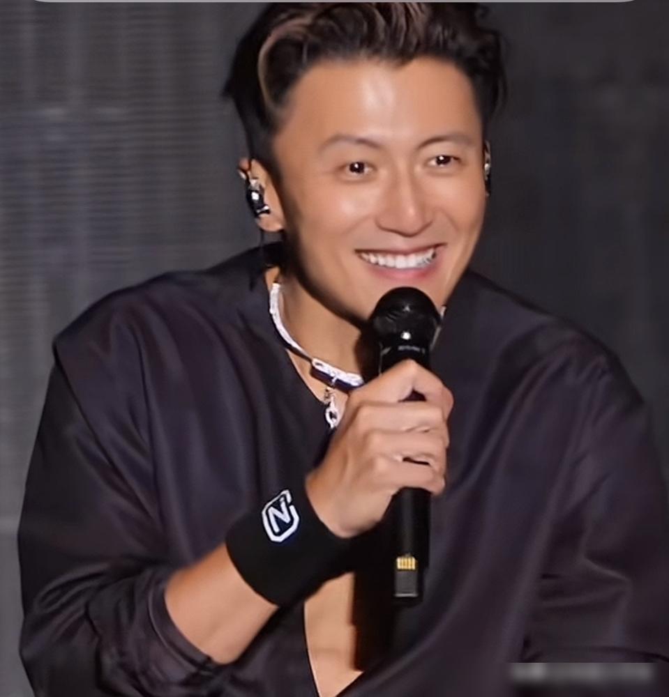 3500万的珠宝，戴脖子上像GPS定位器。林更新这波，钱没花对地方。活动