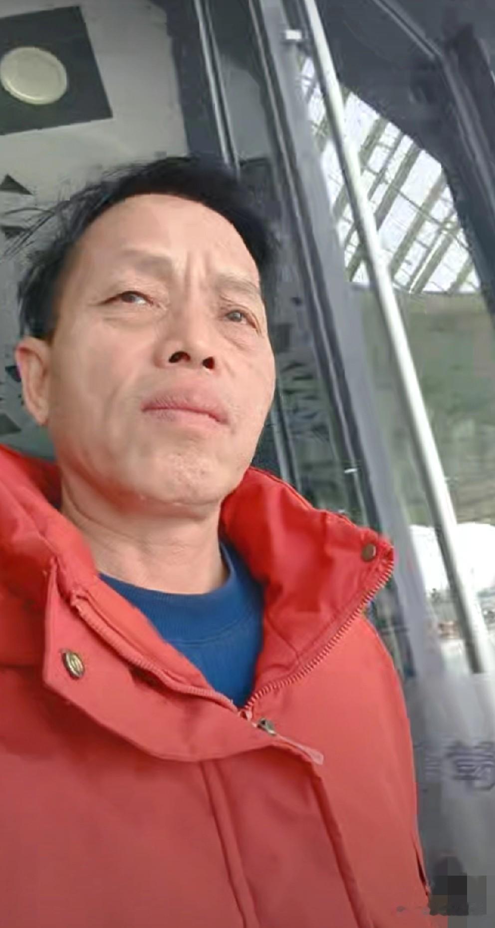 梁志辉爸爸明显憔悴了，他这两天大概率没有睡觉。梁志辉爸妈把梁志辉送到高铁站了，这