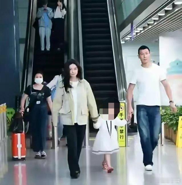 朱珠一家三口好养眼，机场穿搭带火“工装外套+小黑裤”，太高级​​​