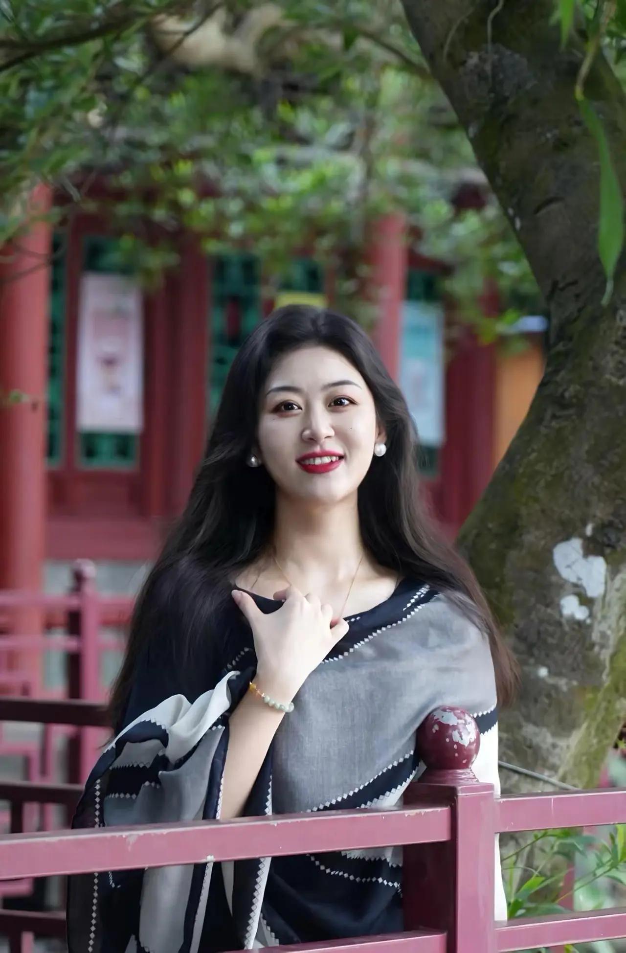 阳光自信眼神有光，这种精致感极强的美女，沉静时自带疏离感，笑起来卧蚕自然鼓起，连