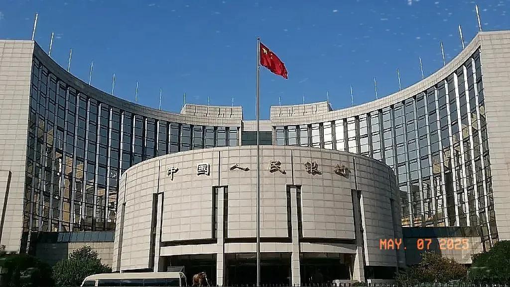 央行宣布降准降息这就是要给企业减负，让开工厂的老板少付点利息，让摆早点摊的小夫