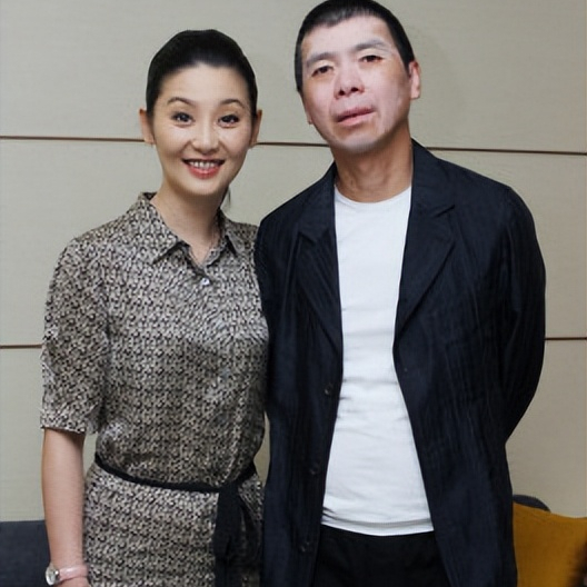 当年，冯小刚爱上了漂亮的徐帆，回家向妻子张娣提出离婚:“我爱上了别人，我们离婚吧