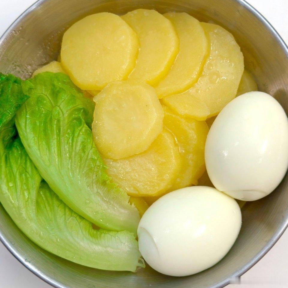 今天早餐大翻车小某书被安利蒸土豆健康，一大早爬起来蒸土豆+两个鸡蛋+几片生菜摆盘