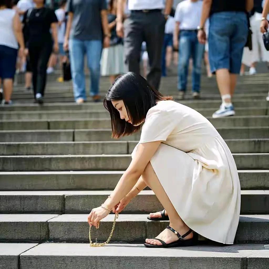 这个必须点赞！四川成都，女子在景区游玩时，突然发现地上有一个亮闪闪的东西，走近一