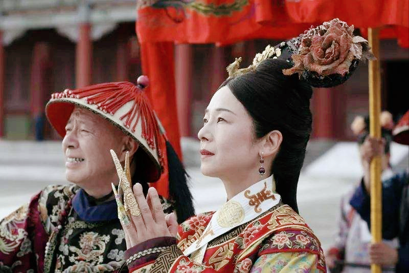 慈禧在年轻时一直守寡，直到某一晚深夜召见了一位男子入宫。之后，她承诺给予这位男子