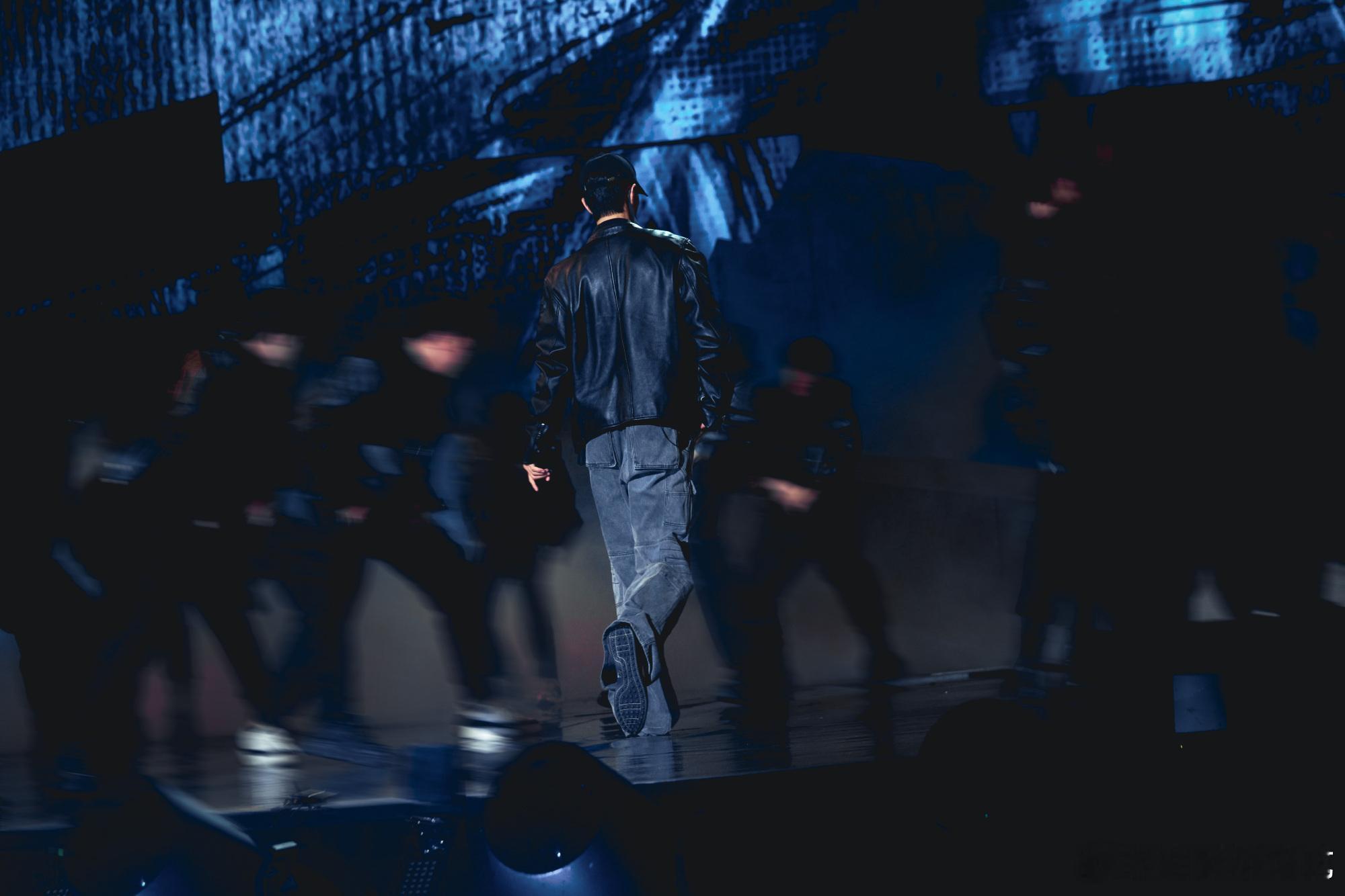 好喜欢这张，肖战的背炼得真好看