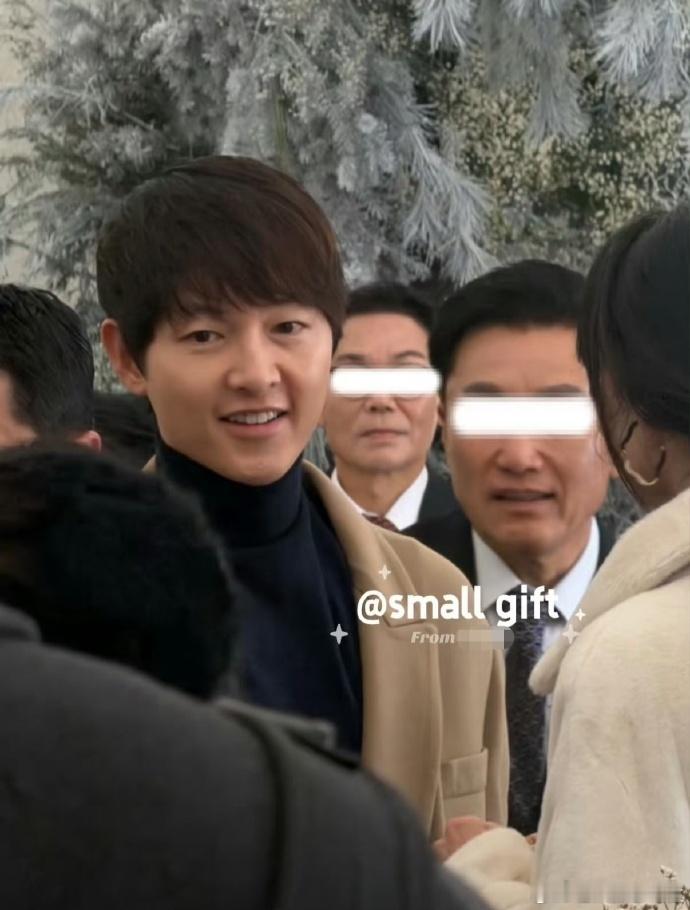 宋仲基与妻子合体参加婚礼近日，宋仲基携妻子赴好友婚礼之约，二人相视而笑，甜蜜模