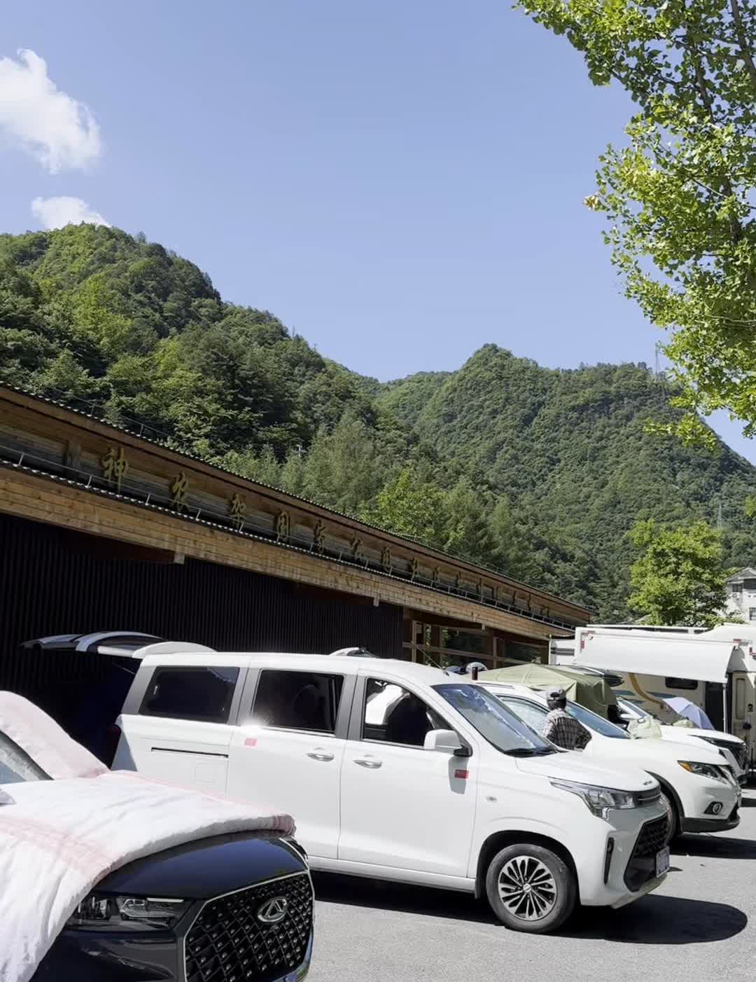 避暑的车友是真不少。房车，房车，全都在这避暑。这个地方有水有电，还有热水淋浴