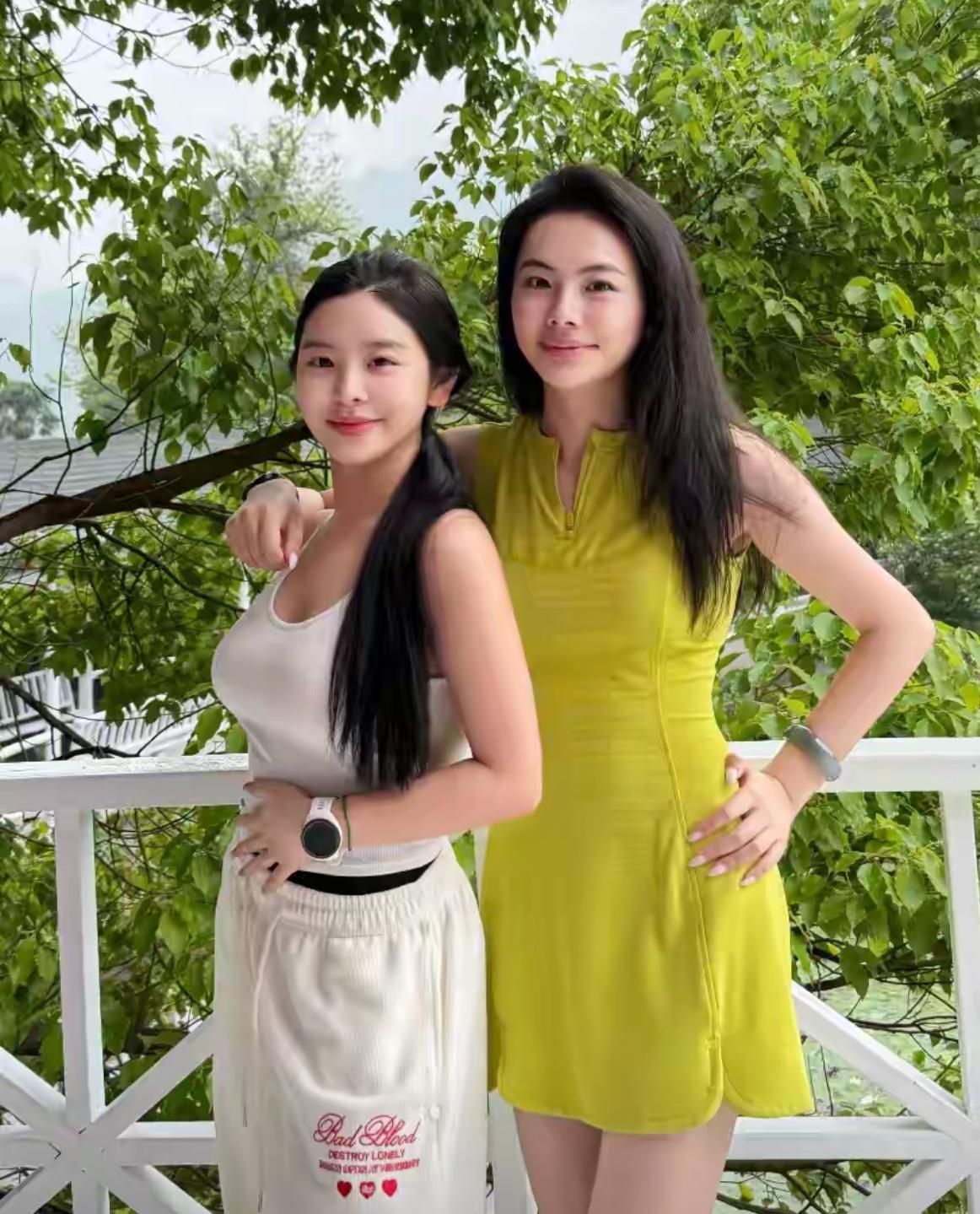 漂亮的基因真的太强大了，女儿完全遗传了母亲的基因，看着就像姐妹！