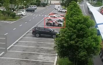 贵阳17岁女孩坐顺风车，司机开到服务区后离车“失联”，女孩被锁车内遭烈日暴晒，情