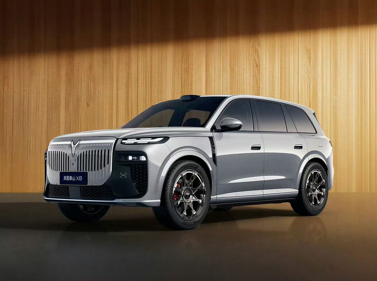 聊几句刚亮相的岚图泰山X8。定位是5.2米车长的大五座SUV，主打一个极其充裕的