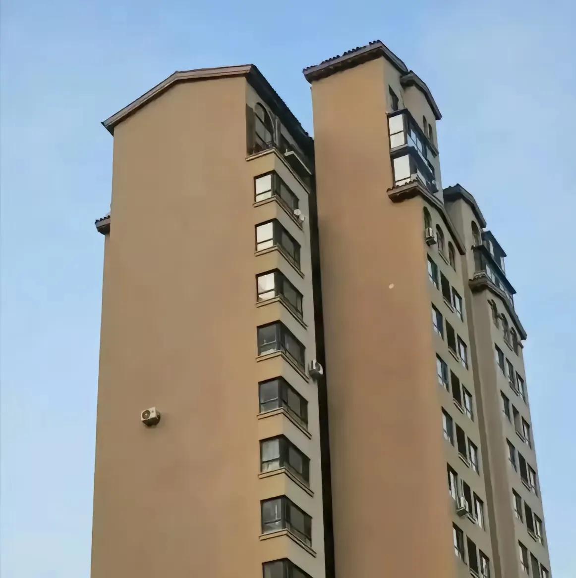 真的很好奇，这台空调怎么安装上去的？一栋高楼上，一台空调孤零零的按在墙上，特别
