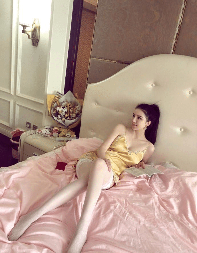 街拍: 蕾丝吊带背心白色丝袜, 凸显美女傲人身姿!