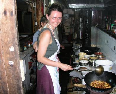 1994年，一个英国姑娘坐在成都的小馆子里，对着一碗白米饭发呆。她刚刚吃了一口鱼