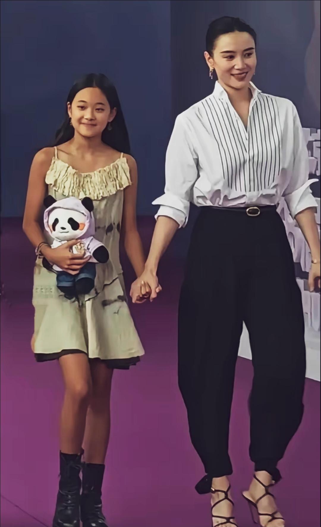 梅婷女儿曾慕梅，长的像妈妈，皮肤黑了点，遗传她妈妈的黑眼圈。身材不错！