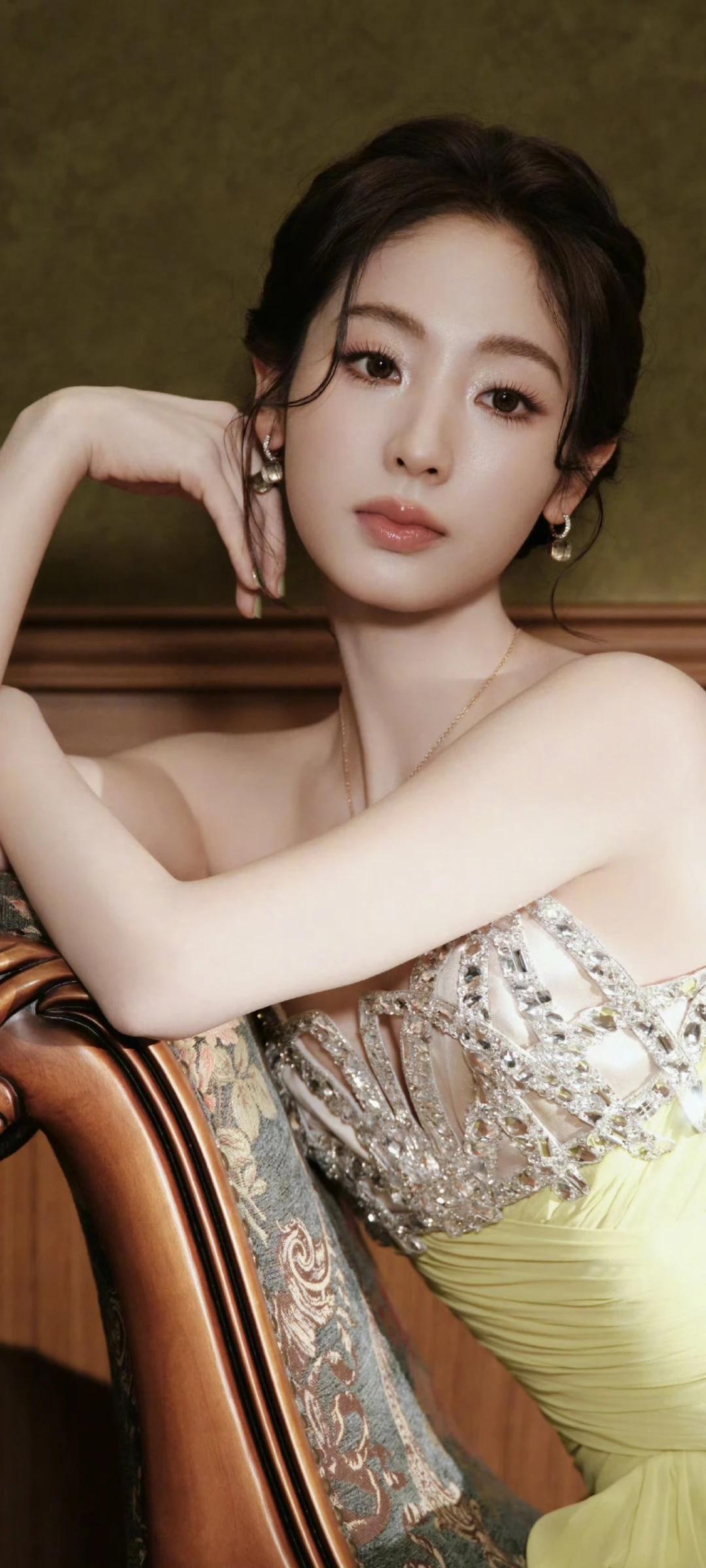 邢菲壁纸写真～暗调背景中的流光美人，每一帧都像精致的画报。