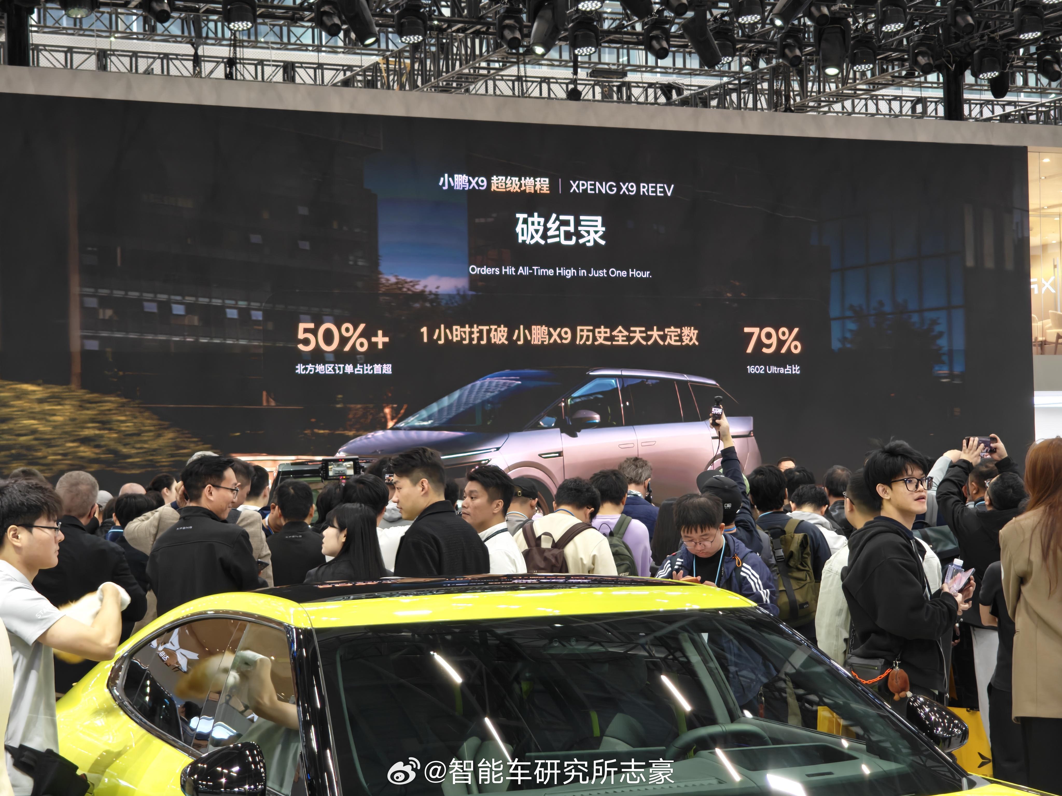 路过小鹏展台，大师兄说现在的销量表现不错。而且有突破的是，増程X9，能加油，一下