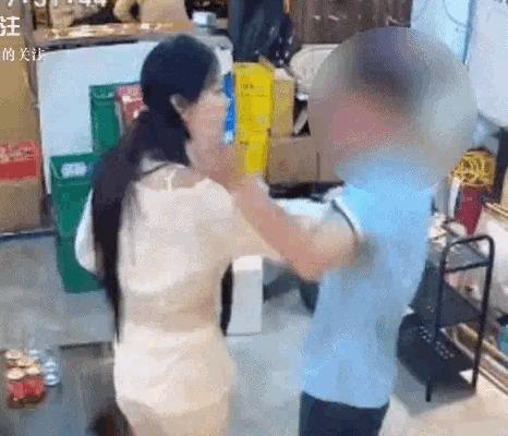 2026年4月四川，一男子火锅店喝酒，见老板娘长得漂亮，便借故了次搭讪，竟要老板