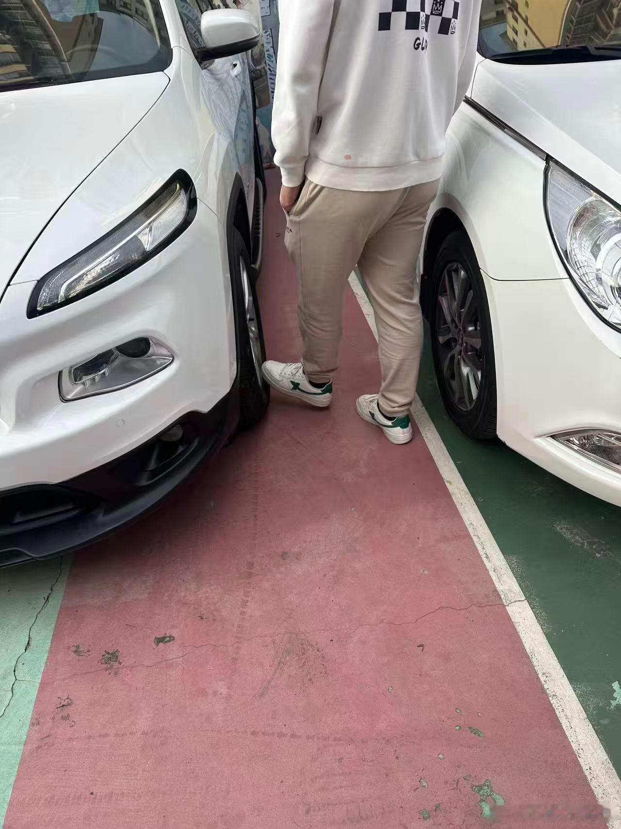 没有很明白，每看一台车都要踢一下轮胎踩一踩，是要干嘛