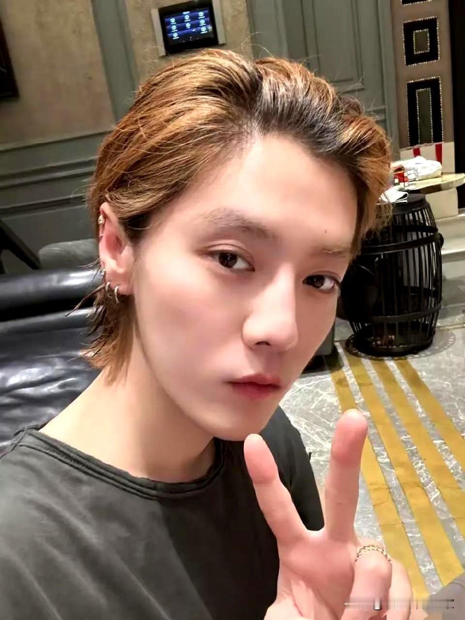 我曾怀疑过鹿晗退网了也怀疑过鹿晗和关晓彤分手了万万没想到的是，他居然