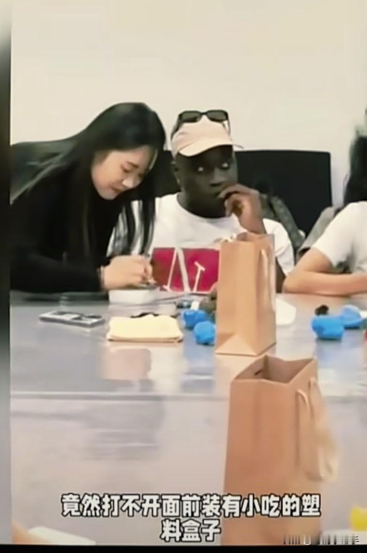 视频里，中国女学生伺候黑人小哥，进行一对一帮扶。黑人小哥一副理所当然，从五流国