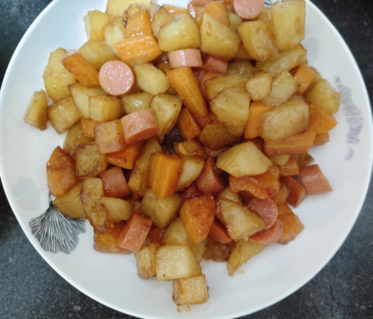 今日晚餐就这样简简单单的~土豆胡萝卜火腿、韭菜煎鸡蛋~