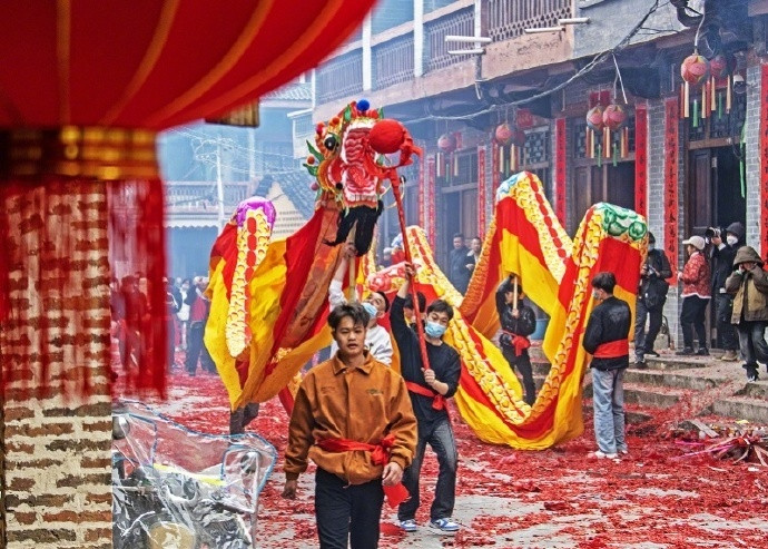 【#多地严查烟花爆竹非法生产#！有的对“保护伞”先免职再彻查】#湖南严惩烟花爆竹