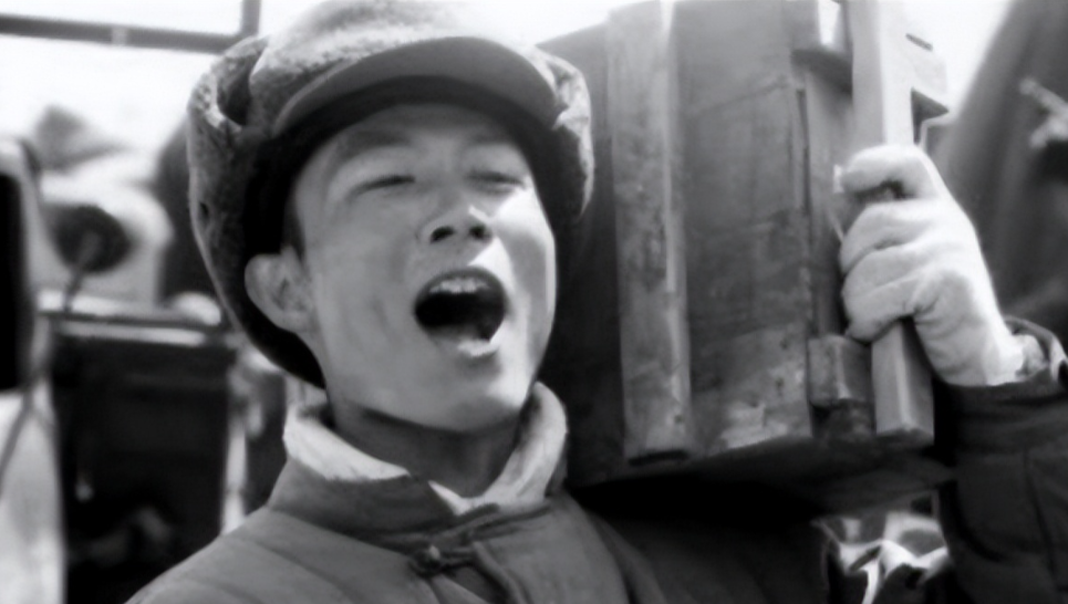 1951年，15岁的张典文擅自向美军阵地开炮，谁知，一发炮弹竟然打出了万炮齐发的