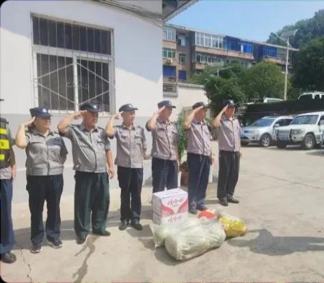 这不是故事。王老师退休了，单位同事对他的评价良好。“王长安同志是一个生活作风