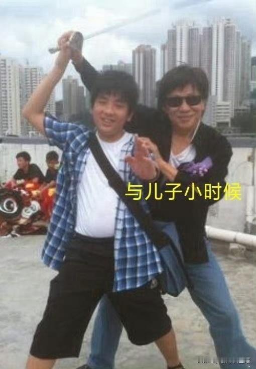 果然还是老人更懂老人今天问邻居李大爷，怎么看待梁小龙明知血脂高还吃火锅的事。