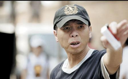 著名导演冯小刚，正带着剧组在湖南株洲的街头取景拍摄，一名年轻男子路过片场外围，一