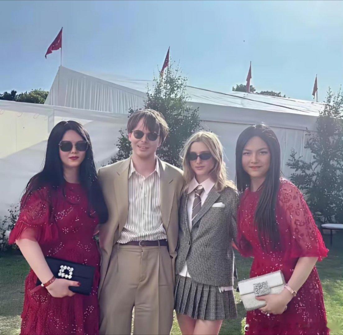 李湘这是在培养第二个自己呀。王诗龄审美都向妈妈看齐