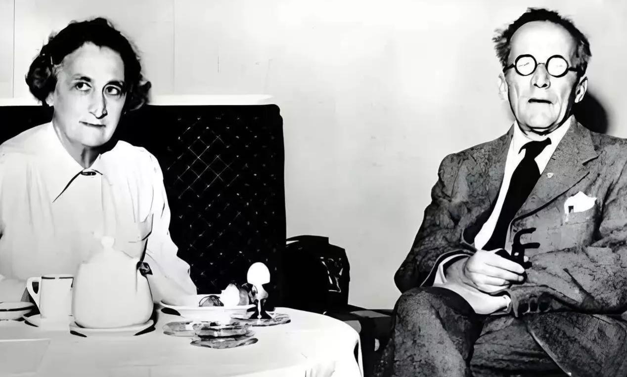 1934年，薛定谔让助理的妻子怀孕后，将她带回家养。薛定谔的妻子欣然接受，3人在