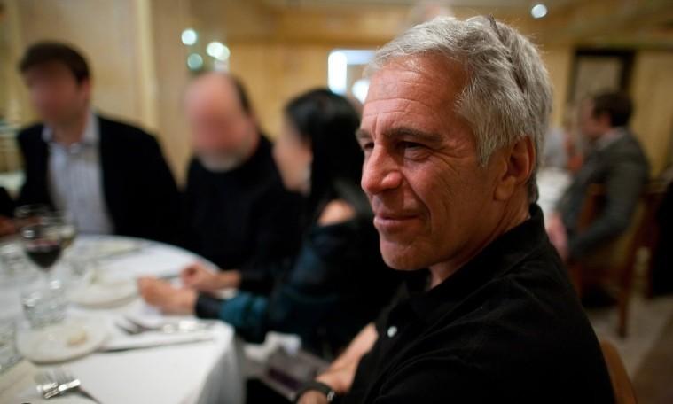 被曝光的权贵越来越多，英媒急了：爱泼斯坦是俄罗斯间谍！面对爱泼斯坦解密文件不