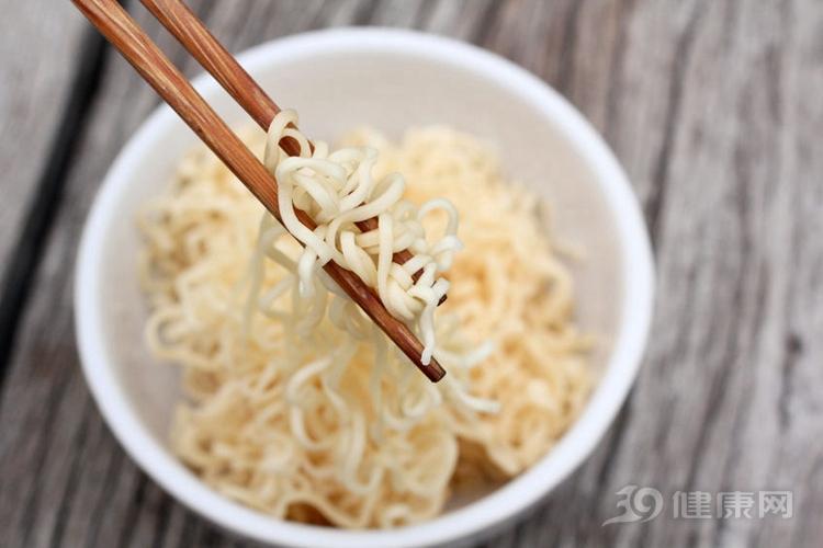 所有人注意: 9种早餐再馋也不能吃, 会把身体吃“垮”!