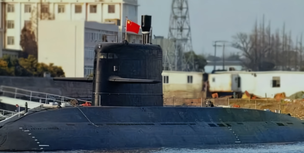 常规潜艇早已过时？吨位、续航、战力全被核潜艇碾压？但现代海战早已不止拼硬件，战争核心终究是人，苦练战